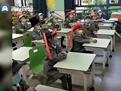 杭州小学生戴一米帽上课的简单介绍